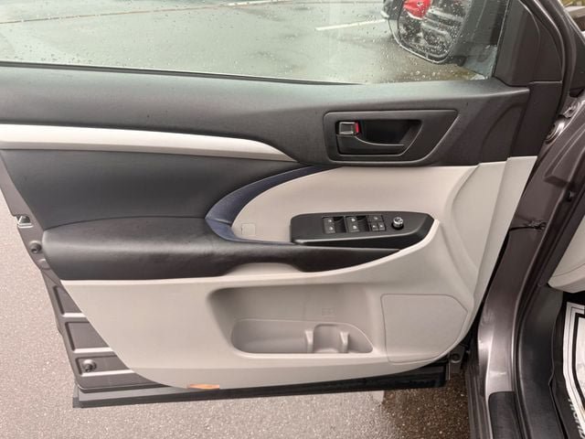 Used 2016 Toyota Highlander Plus FWD image 3