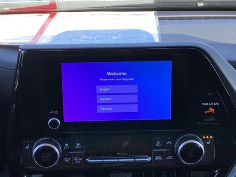 Certified 2025 Toyota Highlander XLE image 28