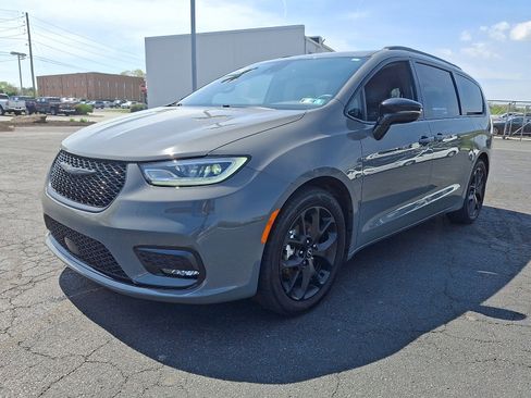 Used 2025 Chrysler Pacifica Limited FWD image 3