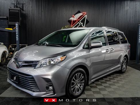 Used 2018 Toyota Sienna XLE image 1