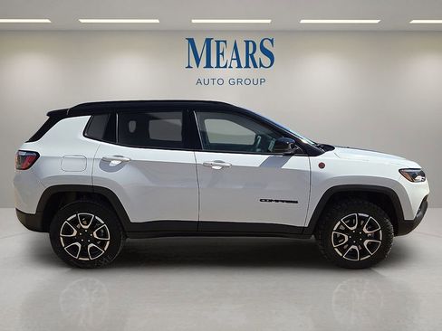 Used 2024 Jeep Compass Trailhawk image 6