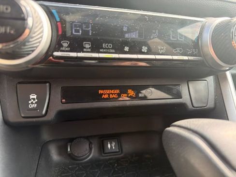 Used 2019 Toyota RAV4 XLE w/ Carpet Mat Package AWD/4WD image 29