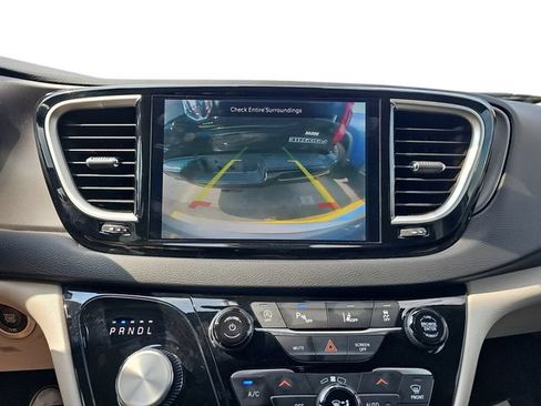 Used 2024 Chrysler Pacifica Touring-L FWD image 18