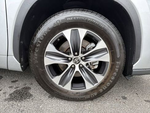 Used 2023 Toyota Highlander XLE FWD image 12