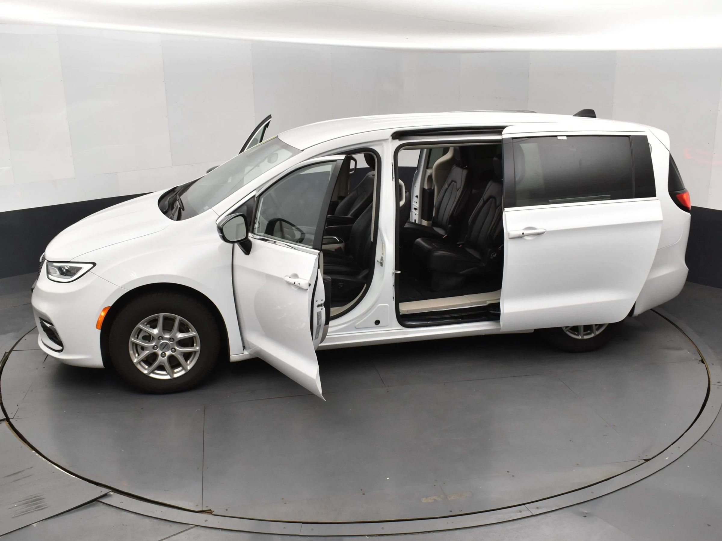 Used 2024 Chrysler Pacifica Touring-L FWD image 7