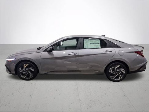 Used 2025 Hyundai Elantra Sport FWD image 11