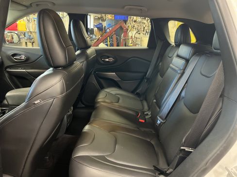 Used 2019 Jeep Cherokee Limited w/ Luxury Group AWD/4WD image 7