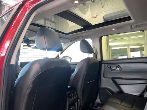 Used 2024 Nissan Rogue SV w/ SV Premium Package image 7