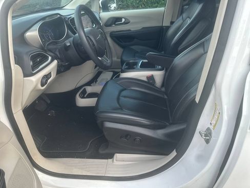 Used 2023 Chrysler Pacifica Touring-L FWD image 9