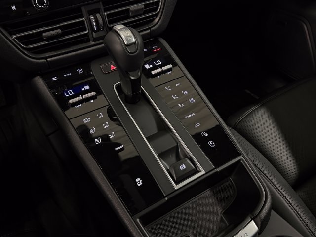 Certified 2026 Porsche Macan AWD/4WD image 19
