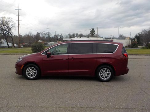 Used 2020 Chrysler Voyager LX image 9
