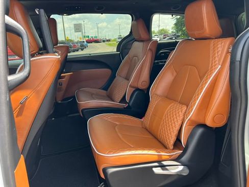 Used 2024 Chrysler Pacifica Pinnacle AWD/4WD image 4