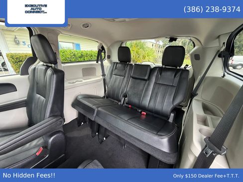 Used 2016 Chrysler Town & Country LX FWD image 12