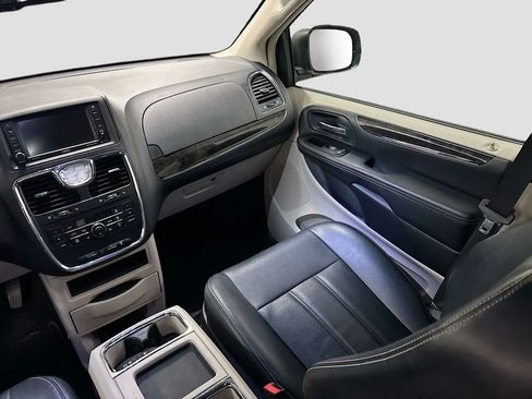 Used 2015 Chrysler Town & Country Touring w/ Driver Convenience Group FWD image 24
