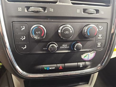 Used 2018 Dodge Grand Caravan SE FWD image 22