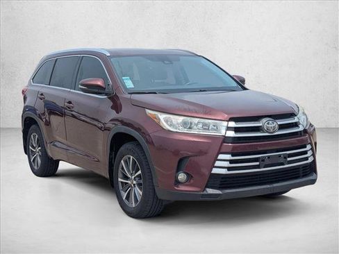 Used 2017 Toyota Highlander XLE FWD image 3