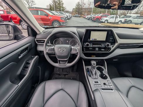 Used 2024 Toyota Highlander XLE image 18
