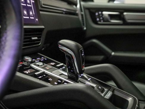 Certified 2023 Porsche Cayenne Platinum Edition image 28