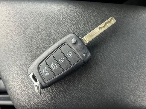 Certified 2025 Hyundai Elantra SE image 33