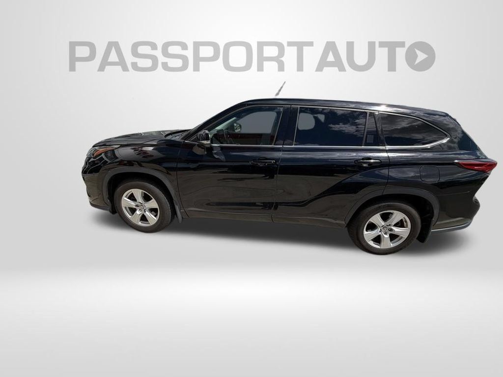 Used 2021 Toyota Highlander LE AWD/4WD image 2