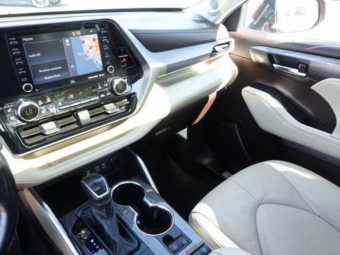 Used 2022 Toyota Highlander Limited image 26
