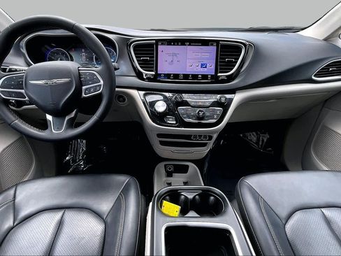 Used 2024 Chrysler Pacifica Touring-L FWD image 16