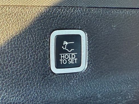 Certified 2024 Jeep Wagoneer L Series II w/ Flexible Seating Group image 36