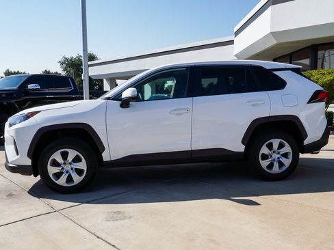 Used 2022 Toyota RAV4 LE AWD/4WD image 5