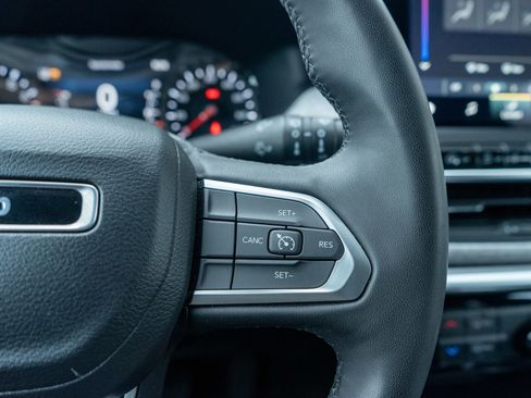 Used 2023 Jeep Compass Latitude image 24