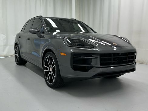 Used 2025 Porsche Cayenne S AWD/4WD image 2