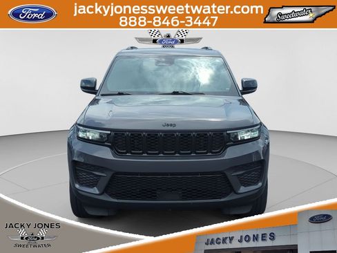 Used 2023 Jeep Grand Cherokee Altitude AWD/4WD image 8