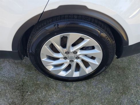 Used 2024 Land Rover Discovery S image 7