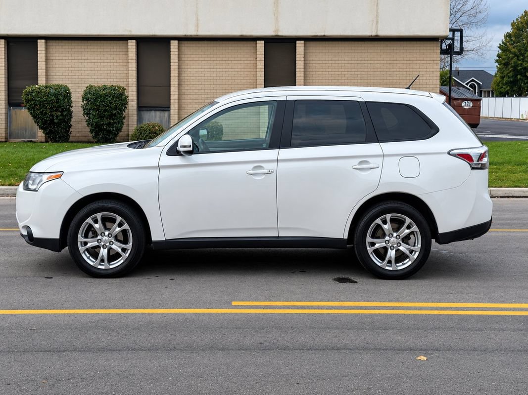 Used 2014 Mitsubishi Outlander SE FWD image 2