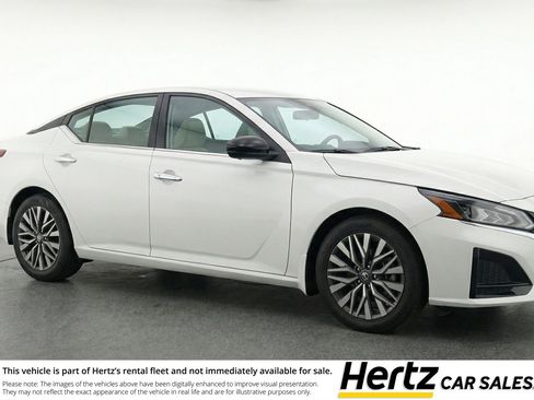 Used 2025 Nissan Altima 2.5 SV image 1
