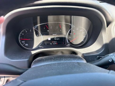 Used 2023 GMC Acadia SLT w/ Preferred Package FWD image 9