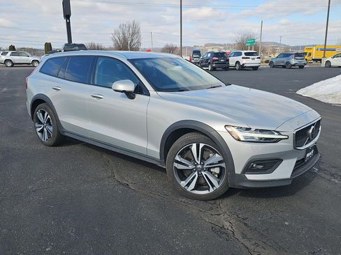 Used 2025 Volvo V60 B5 Cross Country Plus image 21