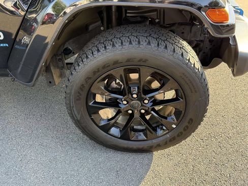 Used 2024 Jeep Wrangler Unlimited Sahara AWD/4WD image 12