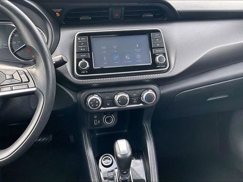 Used 2019 Nissan Kicks S image 9