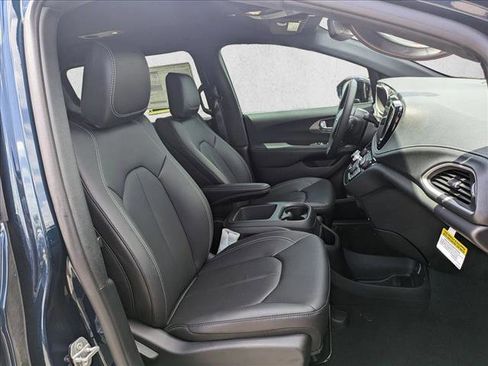 New 2025 Chrysler Pacifica Select image 15