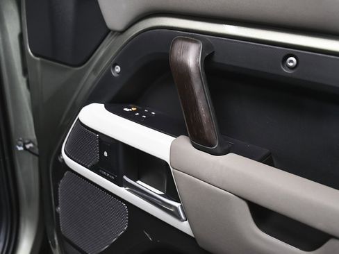 Used 2021 Land Rover Defender 110 X-Dynamic SE image 16