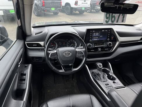 Used 2021 Toyota Highlander XLE AWD/4WD image 16
