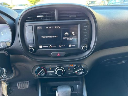 Used 2025 Kia Soul LX w/ LX Technology Package FWD image 17