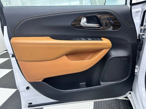 Certified 2022 Chrysler Pacifica Pinnacle AWD/4WD image 10