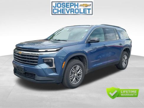 Used 2026 Chevrolet Traverse LT AWD/4WD image 2