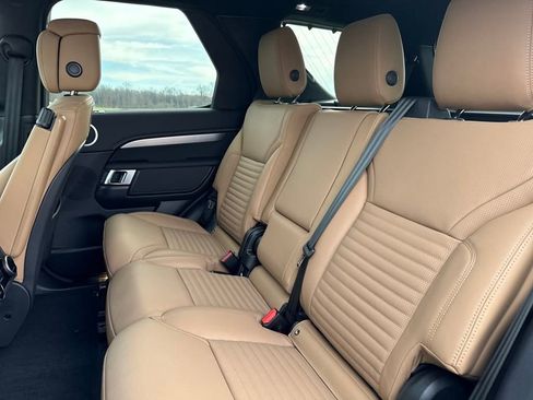 New 2024 Land Rover Discovery Dynamic SE image 14