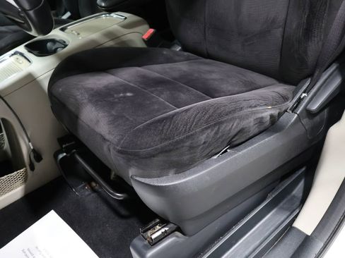 Used 2013 Dodge Grand Caravan SXT w/ UConnect Hands-Free Group image 11