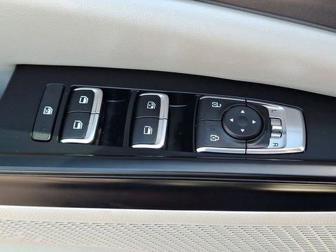 Used 2023 Kia Carnival LX FWD image 27