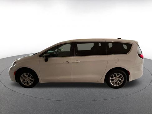 Used 2025 Chrysler Pacifica Select image 9