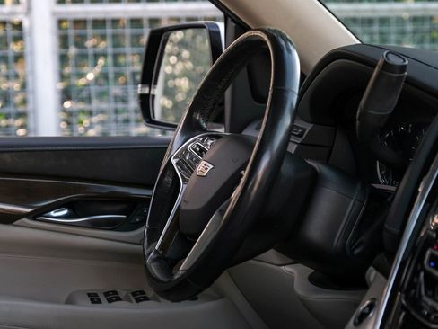 Used 2020 Cadillac Escalade ESV Luxury image 18