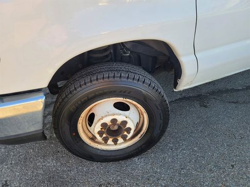 Used 2016 Ford E-450 and Econoline 450 Super Duty image 36